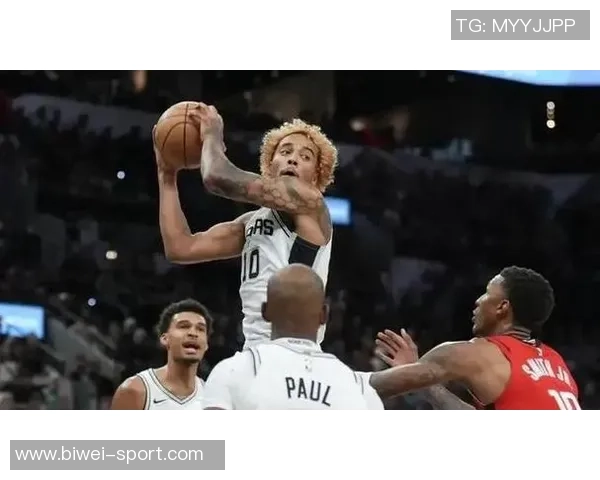 文班谈球队战术多样性认为马刺的纯粹篮球更符合战术本质与发展方向