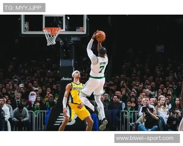 杰伦布朗三分球表现出色并为豪泽破纪录加油的精彩瞬间